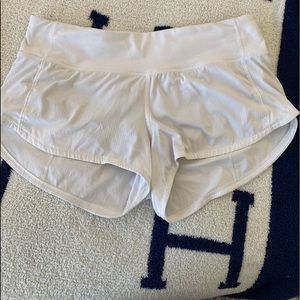 LULU WHITE SHORTS SIZE 4
